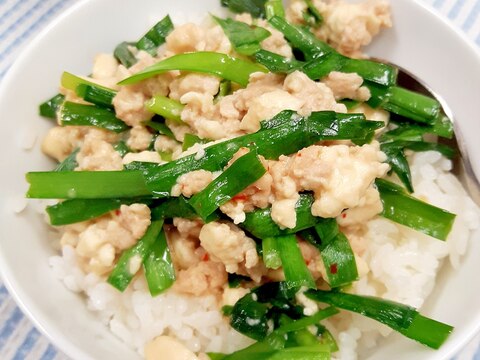 豆腐でかさ増し(^^)ニラがたっぷり鶏そぼろ丼♪